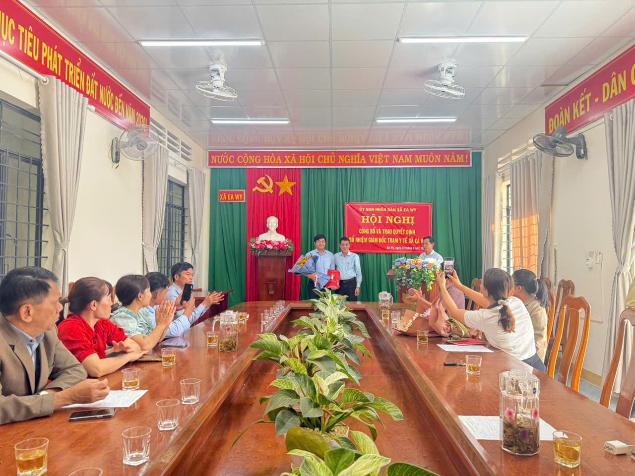 XÃ EA WY TỔ CHỨC LỄ CÔNG BỐ VÀ TRAO QUYẾT ĐỊNH BỔ NHIỆM GIÁM ĐỐC TRẠM Y TẾ XÃ